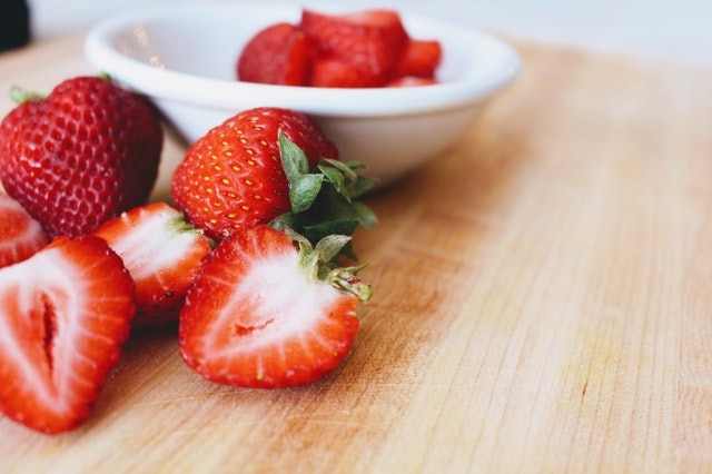 Rutin mengonsumsi buah yang mengandung vitamin C sangat dianjurkan untuk menjaga imun tubuh (Photo by Jenna Hamra from Pexels)